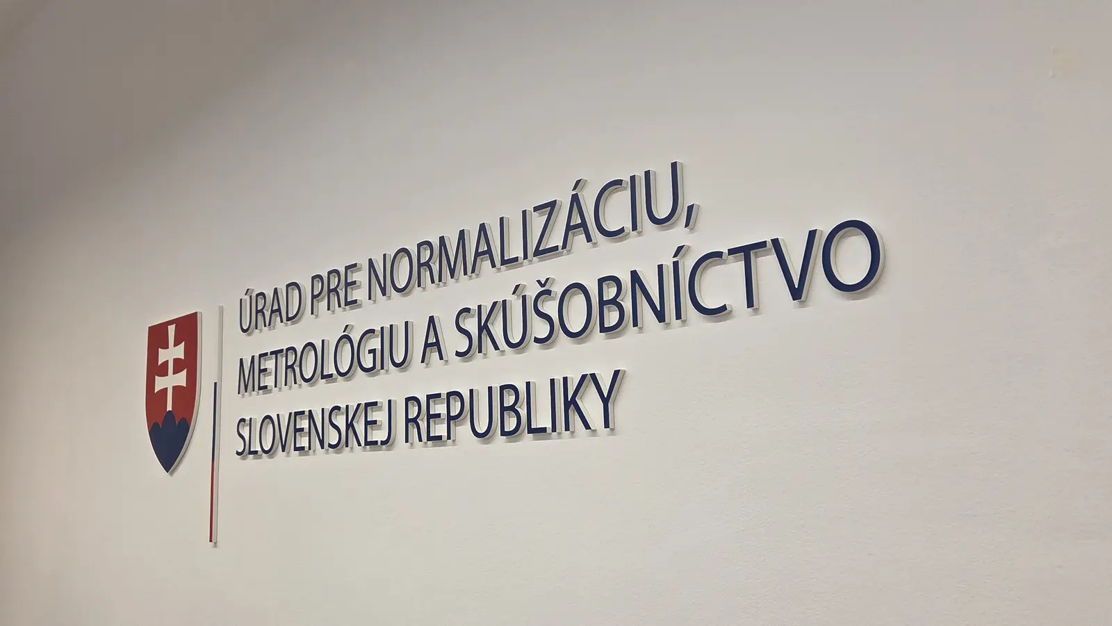 3D logo na stene