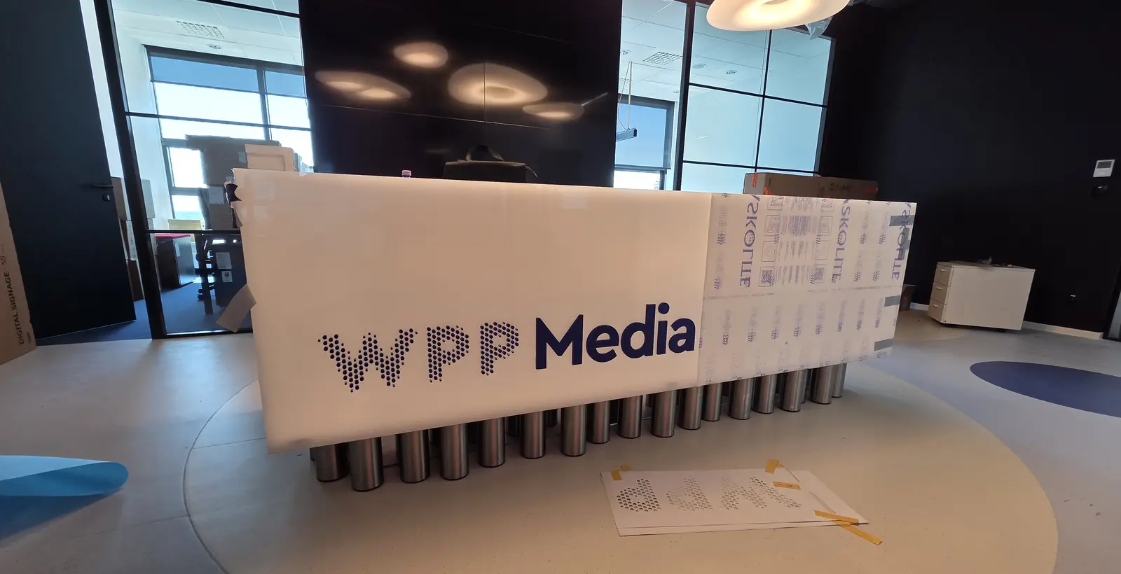 3D logo na recepčnom pulte
