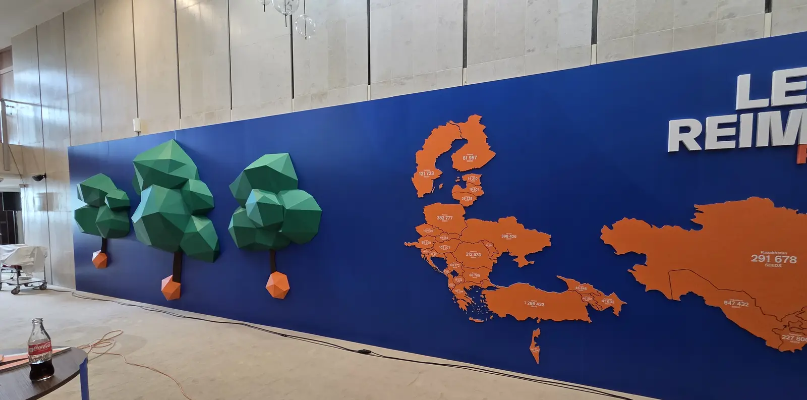 Konferenčná stena PISA 2025 s 3D mapou a 3D stromami