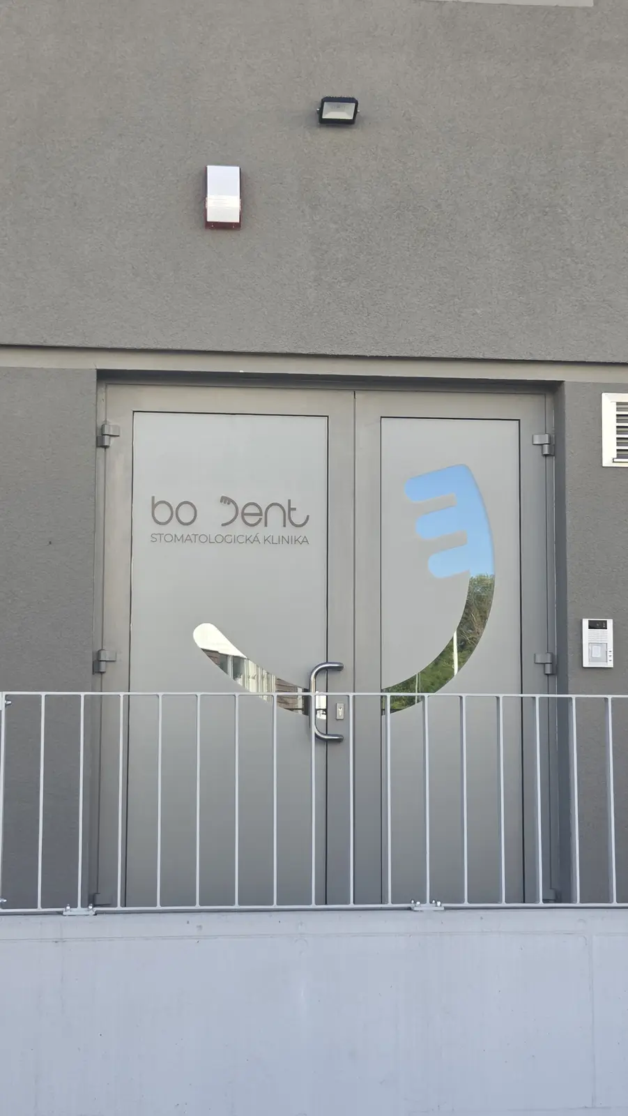 Polep dverí kliniky
