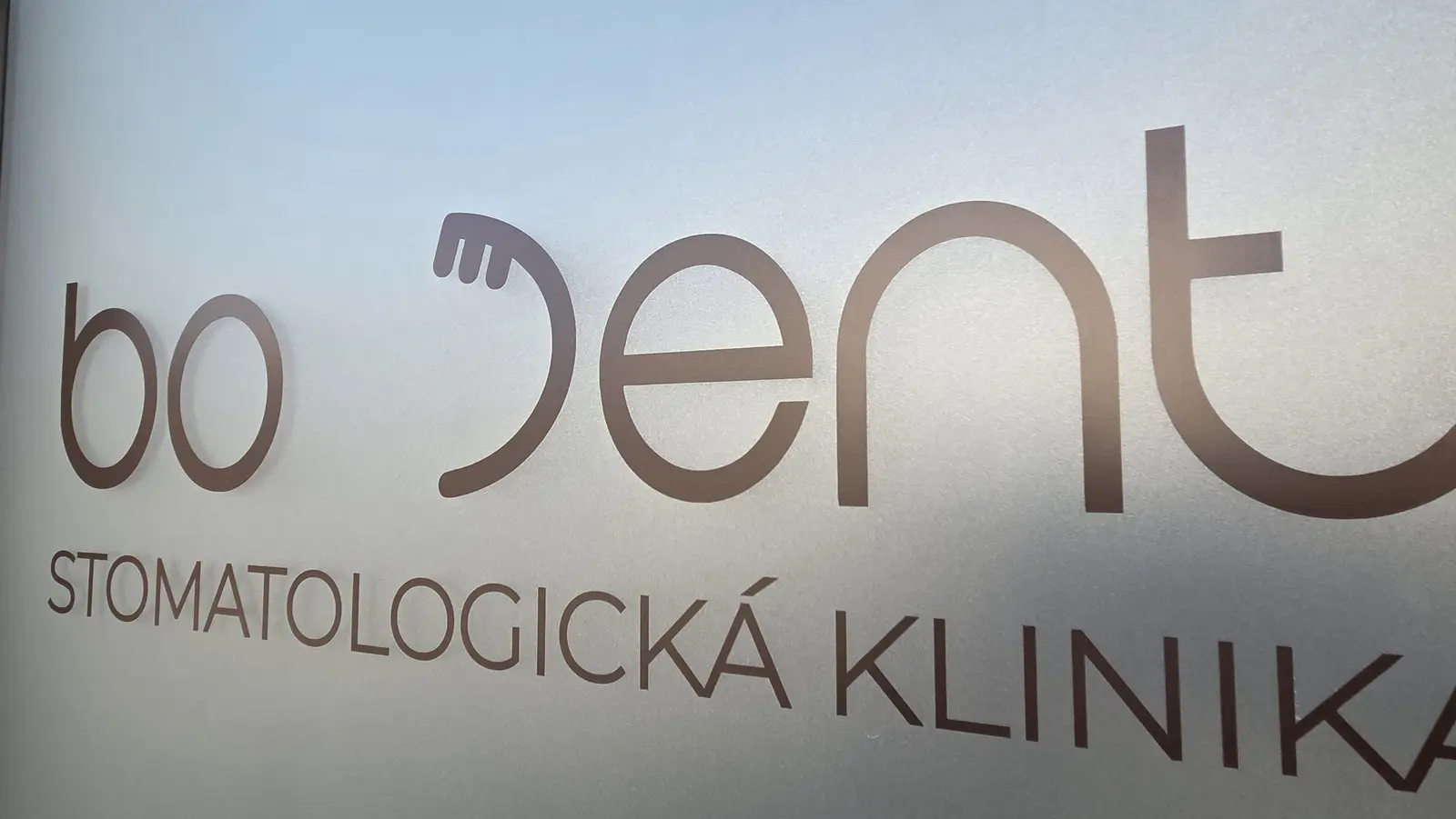 Pieskovaná fólia s logom